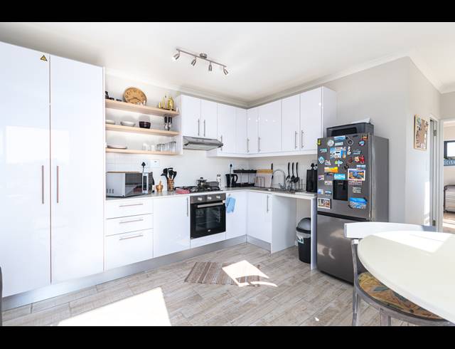 2 BEDROOM APARTMENT FOR SALE IN TABLE VIEW